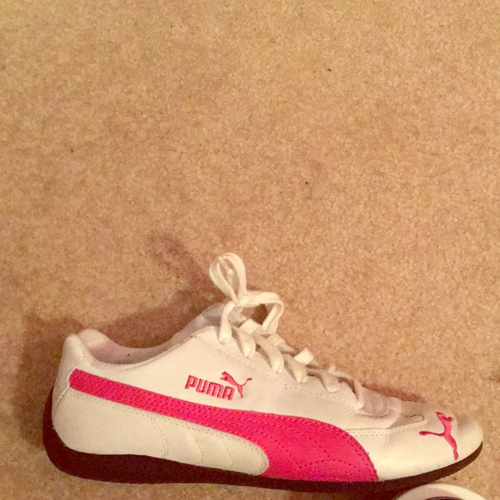 Classic white Puma’s with hot pink detail